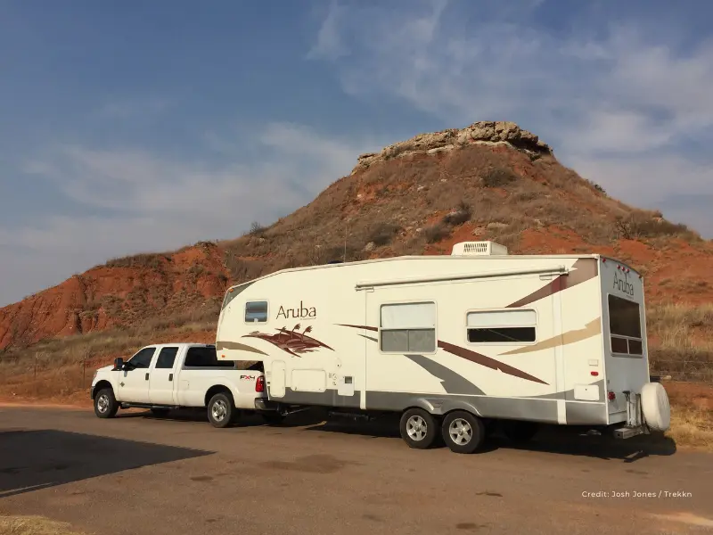 2007 Starcraft Aruba fifth wheel RV and white truck